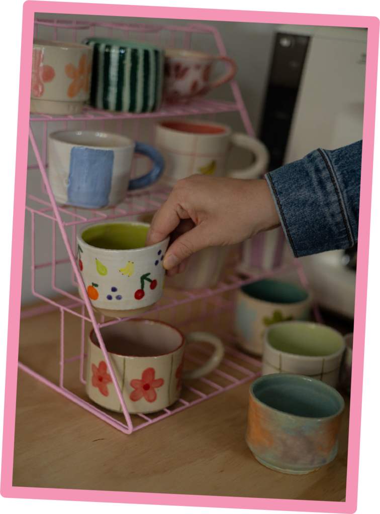 Pakt koffiekopje uit een rek